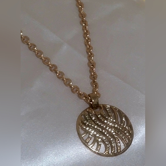 SAQ Avon Gold Tone Round Necklace With Clear Pave Rhinestones - Picture 6 of 9